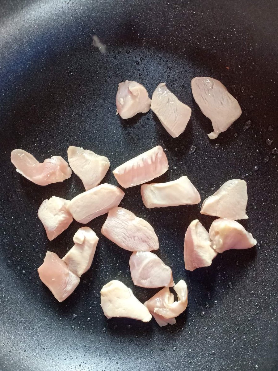 GINGUNNA62's tweet photo. บะหมี่กึ่งฯ สุกี้แห้ง🍝
1.ลวกเส้นบะหมี่กึ่งสำเร็จรูป จากนั้นพักทิ้งไว้
2.ตั้งกระทะไฟกลางใส่น้ำมันลงไปเล็กน้อยรอจนกระทั่งเริ่มร้อนเป็นใส่ไก่ลงไปผัด
3.พอไก่เริ่มสุกตอกไกข่ตามลงไปจากนั้นคนให้เข้ากัน #เมนูกักตัวchallenge #เมนูกักตัว #กินกันนะ #อร่อยไปแดก #อร่อยบอกต่อ https://t.co/IwiwHZoQOS