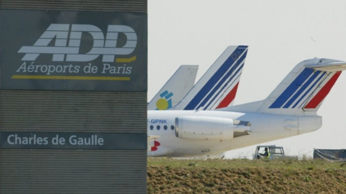 herstalle's tweet photo. #Confinementjour20
Qui a vu que la #privatisationADP n'était plus à l'ordre du jour parce qu’avec la chute du trafic aérien (et donc des bénéfices à gratter), les copains de la #Macronie n'étaient plus intéressés ?
---
Les gains pour les coquins.
Les dettes pour le Peuple. https://t.co/rjeGddkKbw