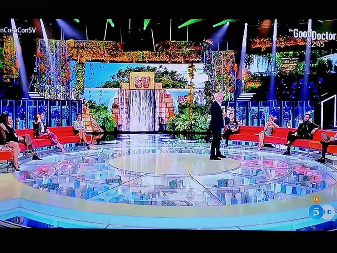 El gobierno restringe a 3 las personas que podéis acudir al entierro de tu abuelo. Y a 9 si vas a un plató de TV a hacer el gilipollas.