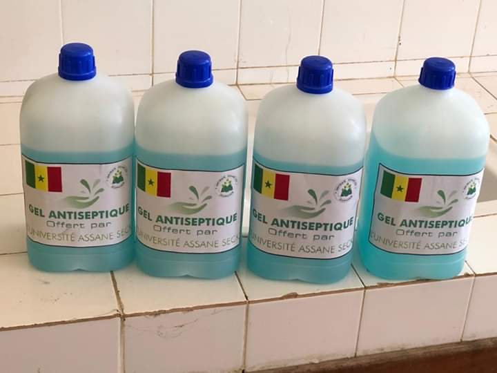 Gel hydroalcoolique produit par l'Université Assane Seck de Ziguinchor. La production sera offerte à la population via les autorités administratives. Félicitations à nos chimistes.
