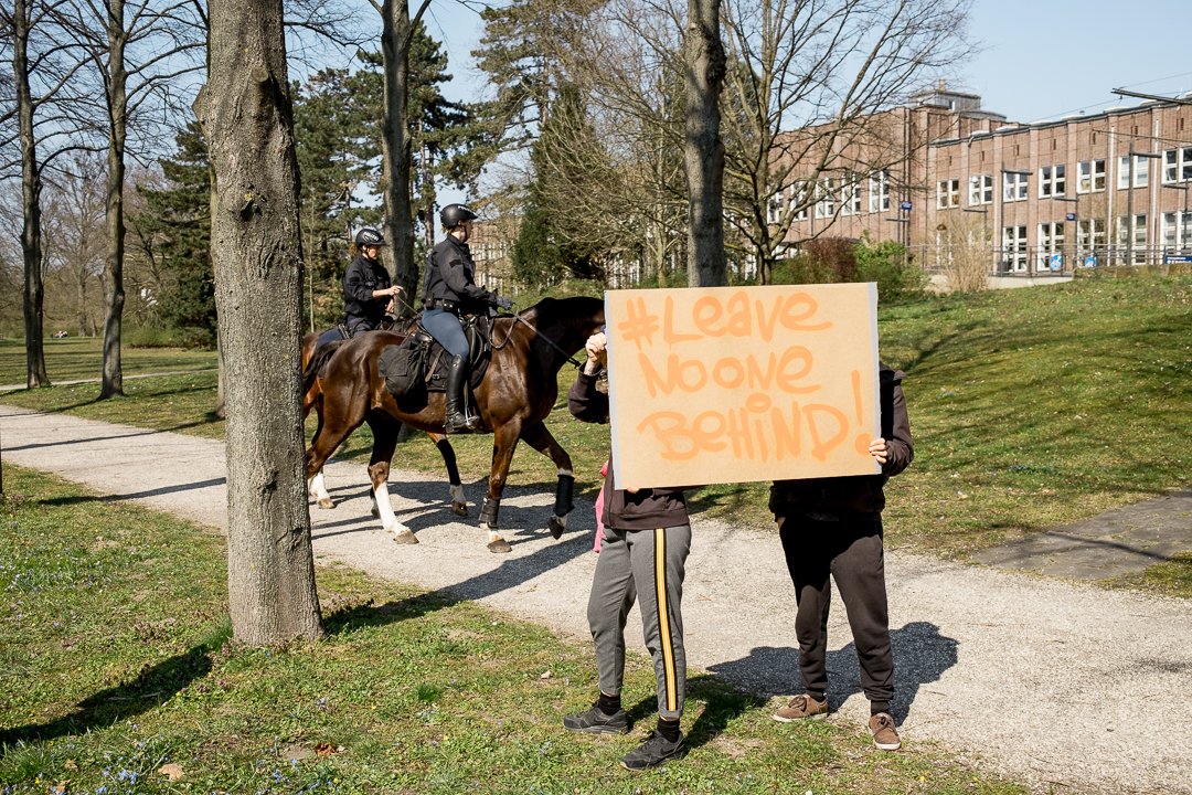 In #Hannover haben sich heute Menschen (mit genügend Abstand zueinander) im Georgengarten getroffen, um trotz und gerade wegen #Covid19 auf die Situation an den europ. Außengrenzen und speziell im Lager #Moria auf #Lesvos hinzuweisen. #LeaveNoOneBehind