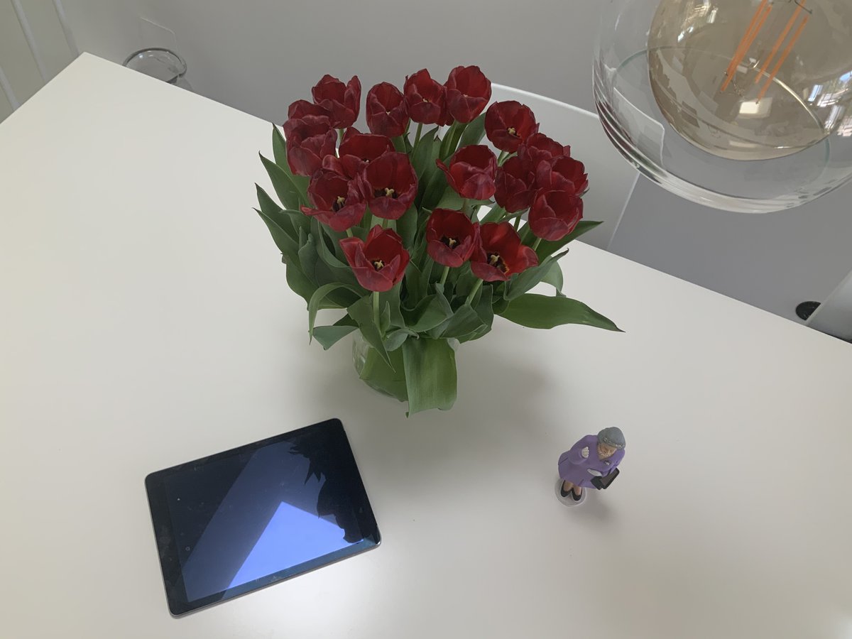 __philipp__'s tweet photo. Drei Wochen im #HomeOffice - was plötzlich zählt in Zeiten der #CoronaPandemie https://t.co/1L6PNJIEbB #SocialDistanacing #workingfromhome https://t.co/SS70ycKBTc