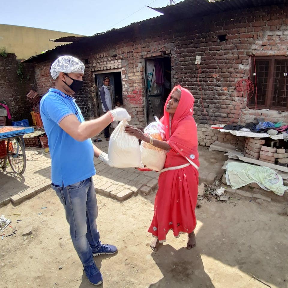MeWelfare's tweet photo. हेल्प मी वेलफेयर सोसायटी ने सेवैक्स टेक्नोलॉजी कंपनी की मदद से 50 दिहाडी मजदूर परिवारों एवं गरीब परिवारों को 10-15 दिन का राशन किट देकर मदद के हैं जिसमें सभी रोजमर्रा में प्रयोग होने वाले सामान हैं, 
#धन्यवादउत्तराखंडपुलिस
@tsrawatbjp @cmo_uttarakhand @DehradunSsp https://t.co/iPD4DXvguq