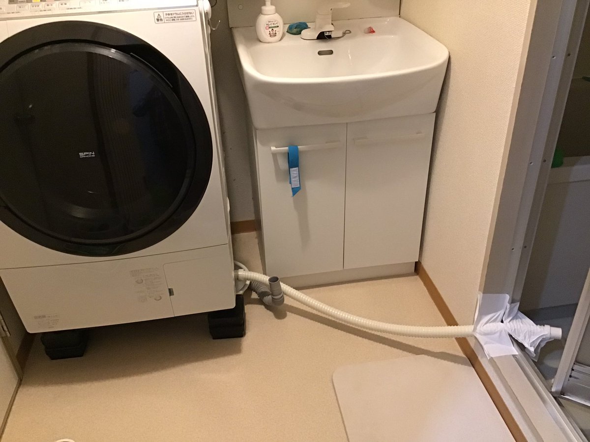 夜中たわし 昨日 洗濯機の排水が詰まってえらいことになった 応急処置で予備の排水ホースを繋いで風呂場 に流すようにしたり その後子どもの寝静まった深夜2時に夫婦で洗濯機 超重い を移動させたり そしたら排水の掃除中に娘が起き出してしまい全部 夜中たわし 昨日 洗濯機の排水が詰まってえらいことになった 応急処置で予備の排水ホースを繋いで風呂場 に流すようにしたり その後子どもの寝静まった深夜2時に夫婦で洗濯機 超重い を移動させたり そしたら排水の掃除中に娘が起き出してしまい全部