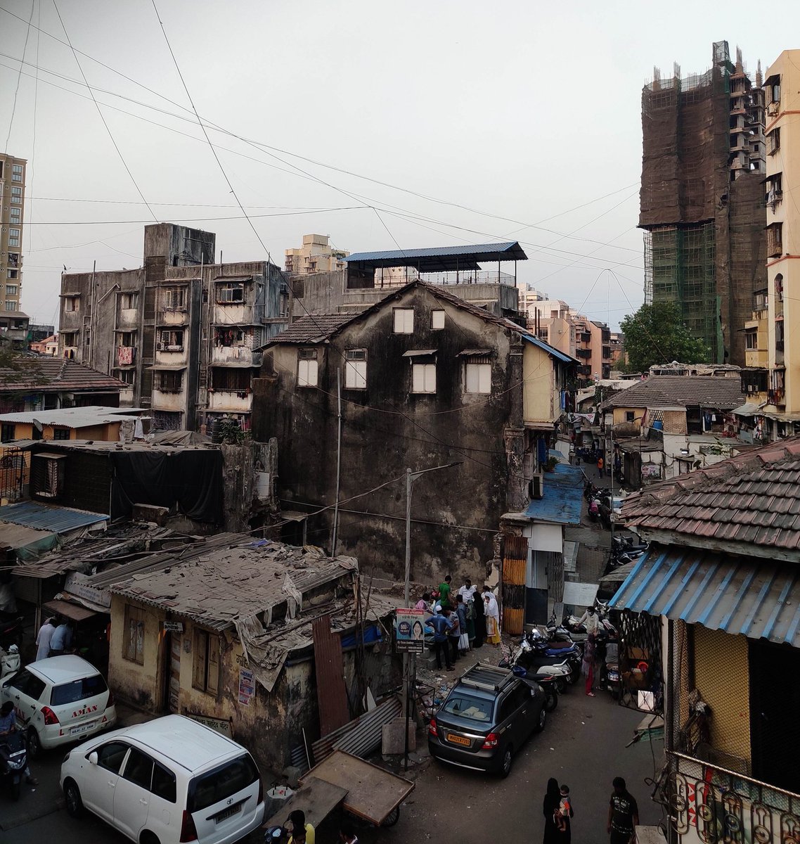 Dharmes69335780's tweet photo. People are on roads , children are playing, it's a full market and chaos all around. All non essential items being sold. Wanjawadi Corner, Kapad Bazar, Mahim , Mumbai. 400016
Ye khel ho raha hai #MumbaiPolice
#CPMumbaiLIVE .#cpmumbai https://t.co/zo8dbob8Hn