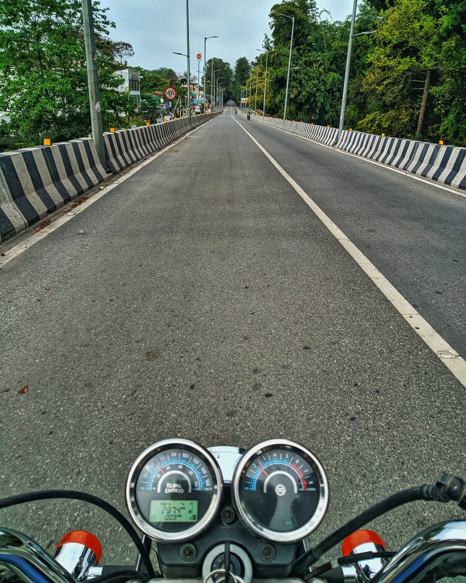 HoonAwaara1's tweet photo. The road had the lonely times, but I kept myself busy.

#LockDown #Dehradun 
#Royalenfield #Royalenfieldrides
#live2wander #freespirit #Bike #motorcycle #moto #bikelife  #Travelblogger #digitalnomads #worldnomads #solotravel #solo
#HoonAwaara #Awaara #AwaaraHoon https://t.co/gNUqDjXjnG