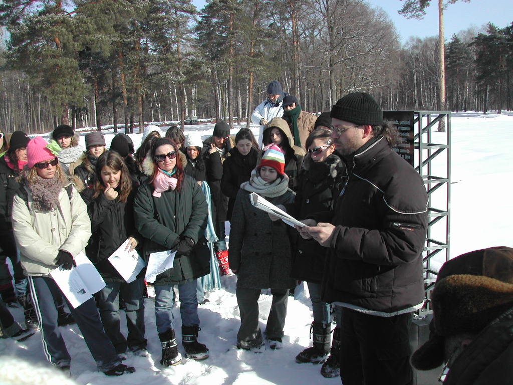 Istoreco's tweet photo. Il Viaggio della Memoria reggiano ha una lunga storia.
Le terze foto che vi presentiamo oggi sono del 2005, quando il Viaggio della Memoria è tornato a Auschwitz.
#viaggiomemoriaistoreco #vdm2020 #laculturanonstaràalsuoposto
@ViaggiMemoria https://t.co/5becVSgX6E