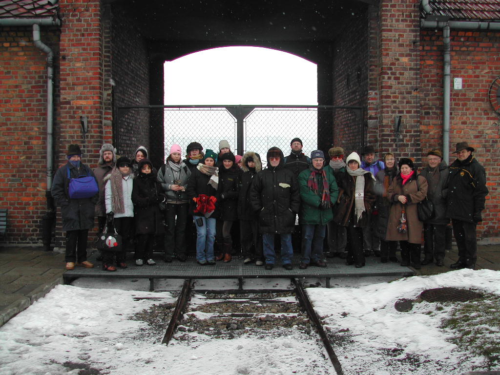 Istoreco's tweet photo. Il Viaggio della Memoria reggiano ha una lunga storia.
Le terze foto che vi presentiamo oggi sono del 2005, quando il Viaggio della Memoria è tornato a Auschwitz.
#viaggiomemoriaistoreco #vdm2020 #laculturanonstaràalsuoposto
@ViaggiMemoria https://t.co/5becVSgX6E