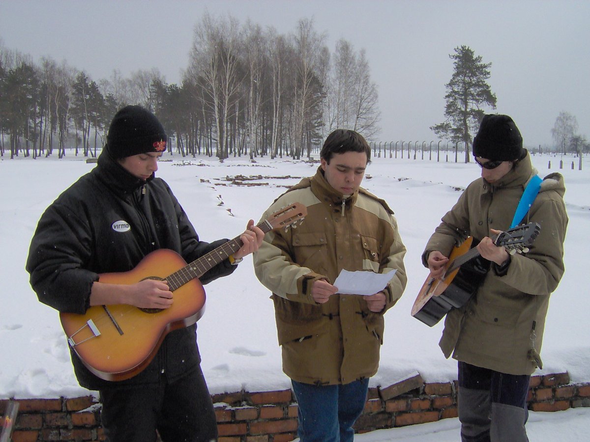 Istoreco's tweet photo. Il Viaggio della Memoria reggiano ha una lunga storia.
Le terze foto che vi presentiamo oggi sono del 2005, quando il Viaggio della Memoria è tornato a Auschwitz.
#viaggiomemoriaistoreco #vdm2020 #laculturanonstaràalsuoposto
@ViaggiMemoria https://t.co/5becVSgX6E