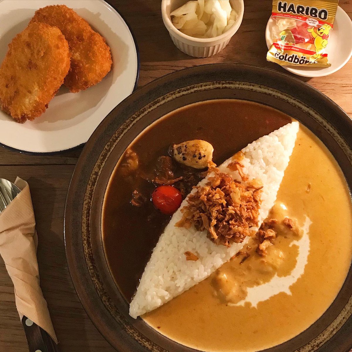 yoonhee_study_'s tweet image. 🍚

ヨンナムドンにある키친숲というカレー屋さん🍛

韓国のカレー屋さんで반반카레(半分ずつのカレー)があるお店がいくつかあるんですが、半分だけど美味しさは2倍☺️

一緒に注文したコロッケもカレーとよく合って美味しかったです！

カフェだけじゃなくて、時々맛집を探して行くのも楽しいです💭