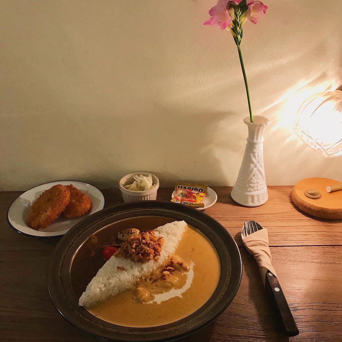 yoonhee_study_'s tweet image. 🍚

ヨンナムドンにある키친숲というカレー屋さん🍛

韓国のカレー屋さんで반반카레(半分ずつのカレー)があるお店がいくつかあるんですが、半分だけど美味しさは2倍☺️

一緒に注文したコロッケもカレーとよく合って美味しかったです！

カフェだけじゃなくて、時々맛집を探して行くのも楽しいです💭