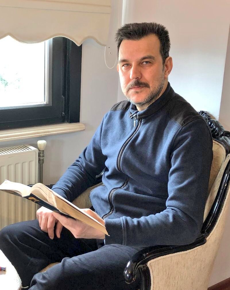 Evde kal, hayat eve sığar derken gün kavramını yitirdik. Bugün günlerden #Pazar'mış...

Tebessümüm, fotoğrafı çeken kızım Fatma'ya ve tüm sevdiklerime...

Umudumuz, yeni dünyanın ve arınmış geleceğin adı olsun. 

Mutlu Pazarlar...

#EvdeKalTürkiyem