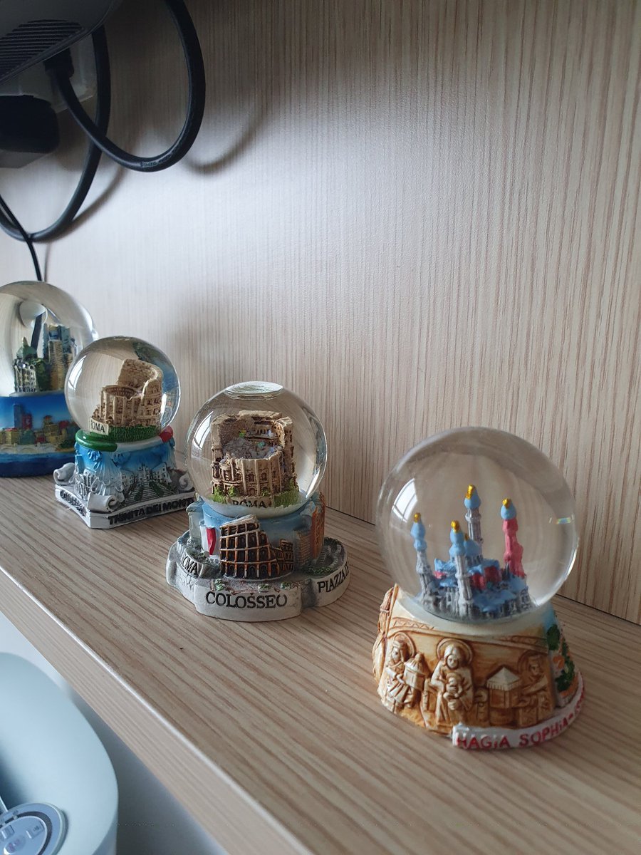 21. [Item 7: Dekorasi]Dekorasi jg membantu menambah rasa nyaman. Gw pajang pigura foto dan snow globe dari hasil keliling2 selama ini.Tips 7: Gw chat fotografer di IG buat kirim hasil jepretan dia via email untuk gw print. Dia kirim dengan catatan untuk dipakai pribadi saja.