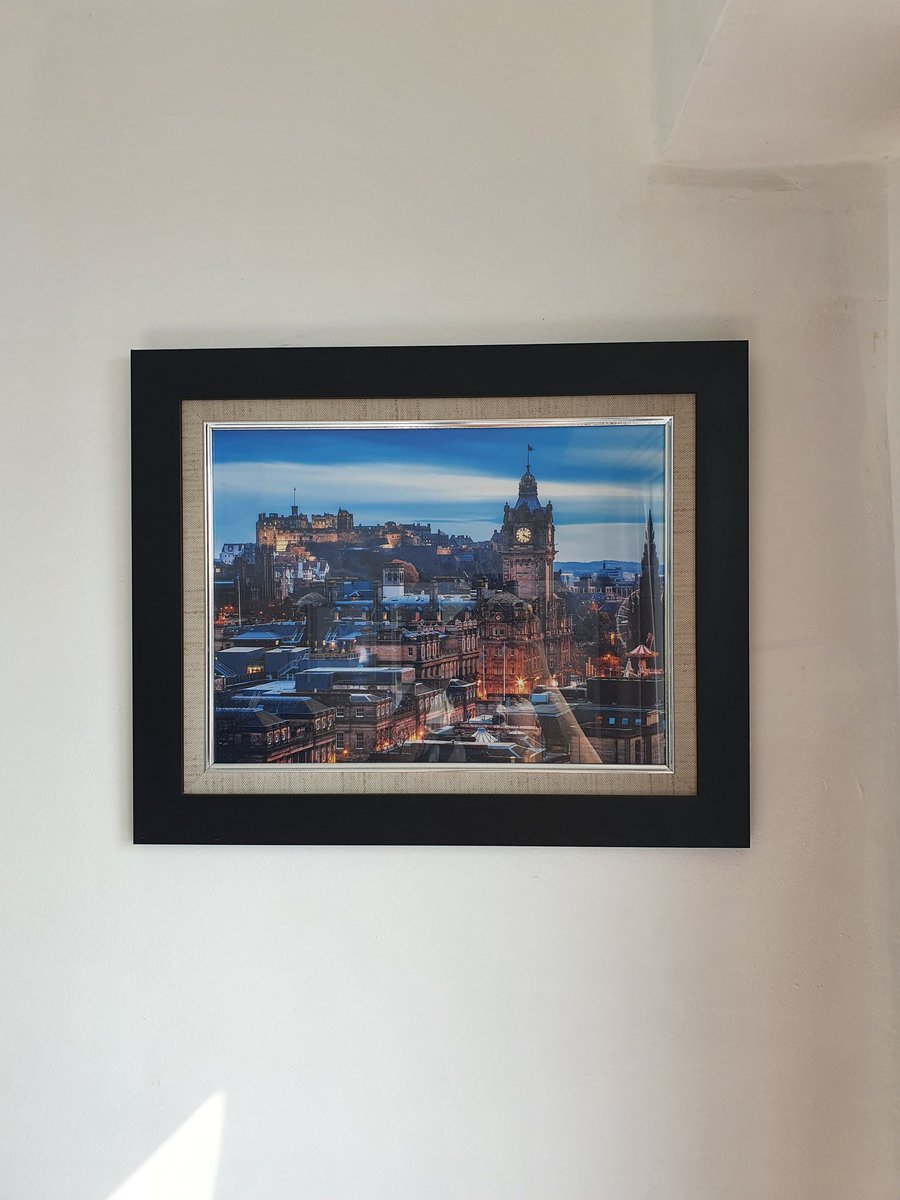 21. [Item 7: Dekorasi]Dekorasi jg membantu menambah rasa nyaman. Gw pajang pigura foto dan snow globe dari hasil keliling2 selama ini.Tips 7: Gw chat fotografer di IG buat kirim hasil jepretan dia via email untuk gw print. Dia kirim dengan catatan untuk dipakai pribadi saja.