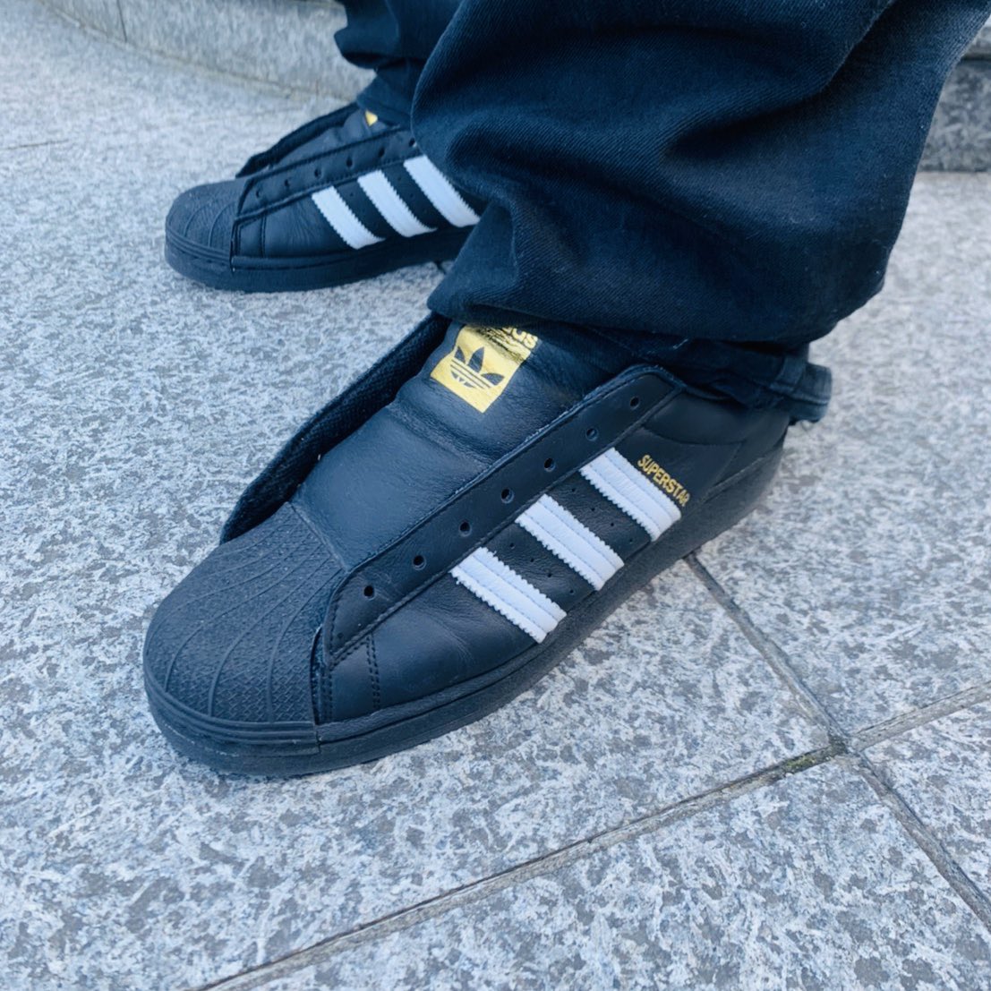Smart 本日の Smaトピ Smart編集部のこだわりの持ち物をご紹介 アディダス スニーカー 定番 スーパースター のモデルで 靴紐が無いシューレースレスモデルです スリッポン感覚で履きやすくrun D M C を気取ります 編集部t