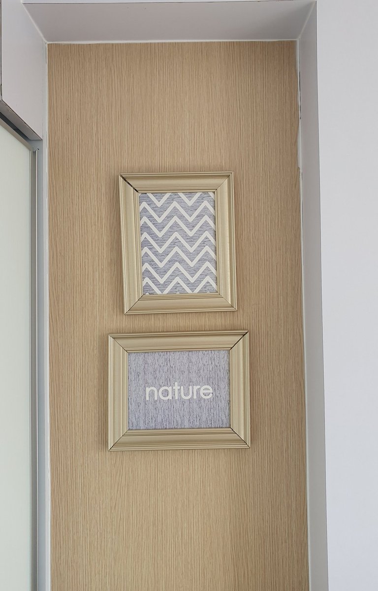 21. [Item 7: Dekorasi]Dekorasi jg membantu menambah rasa nyaman. Gw pajang pigura foto dan snow globe dari hasil keliling2 selama ini.Tips 7: Gw chat fotografer di IG buat kirim hasil jepretan dia via email untuk gw print. Dia kirim dengan catatan untuk dipakai pribadi saja.