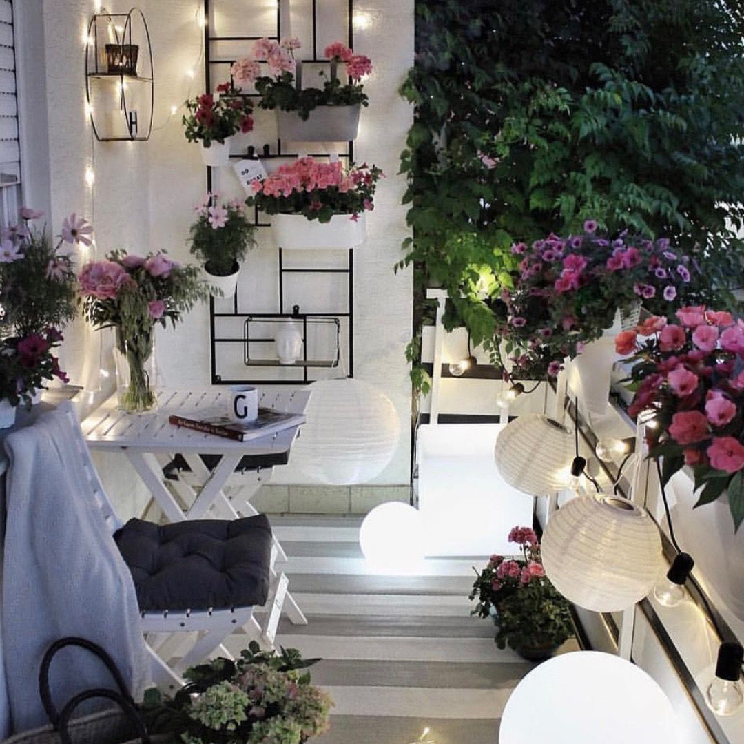 kaganparfumeri's tweet photo. #evdeysek parka bahçeye çıkamasak da 🌸🌺baharın tadını çıkaramayacağımızı kim söylemiş? 
Dekorasyon dergilerinde gördüğünüz devasa balkon ve terasınız yok diye de üzülmeyin. Küçük balkonlara özel dekorasyon fikirlerini sizin için derledik. 💙 https://t.co/iI9mQV4AsX