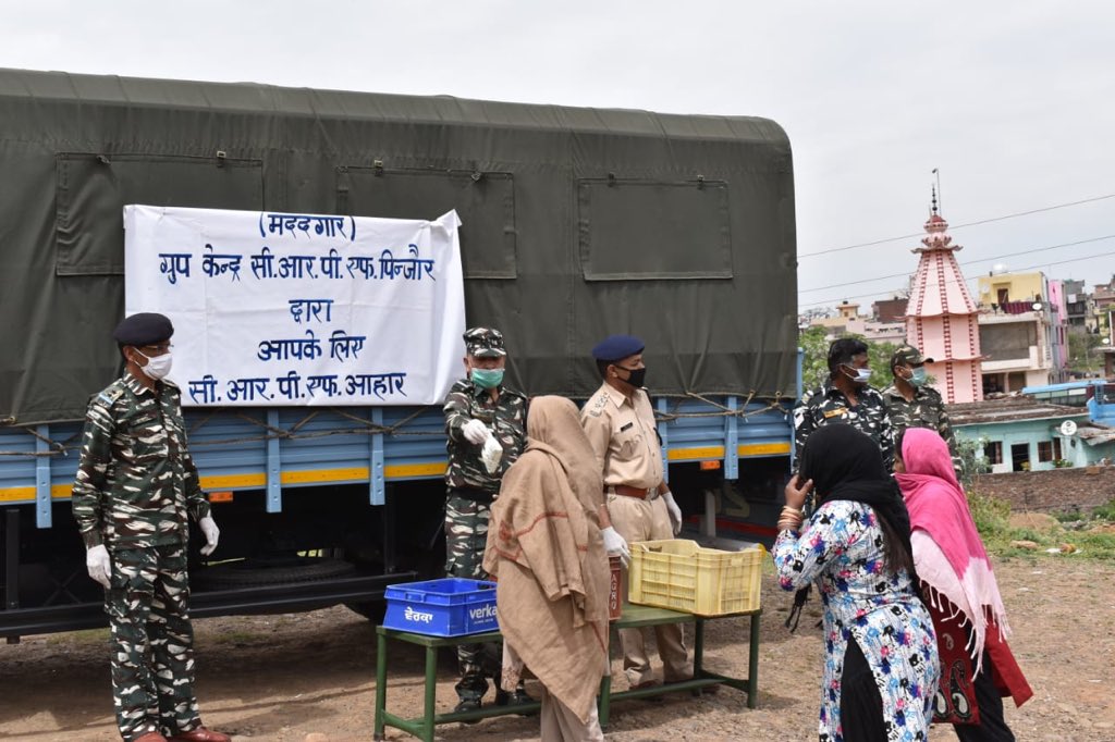 SunnyTiger132's tweet photo. @CRPFmadadgaar CRPF Pinjore’s cooked food distribution today took a big leap when 150 food packets+150 milk pouches and 150 Oranges/Kinnu’s were distributed at Kalka’s Labourer Basti. Same quantity will be repeated in the evening and twice a day upto 14/4/20.Nobody sleep’s hungry https://t.co/d1tEdM0CxJ