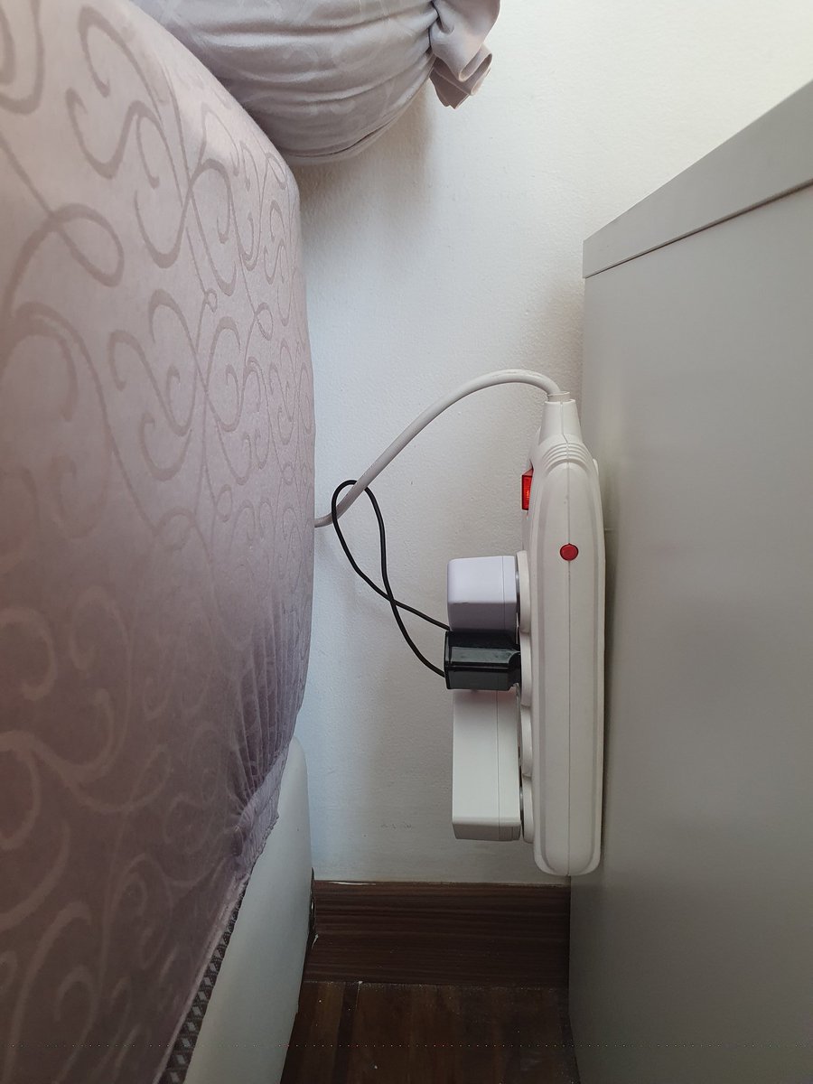 23. .. rapi. Beli cliper untuk kabel yang melintang dan kelihatan jelas. Tips lainnya adalah dengan menyembunyikan kabel di belakang furniture sehingga tersamar dan ga terlalu kelihatan