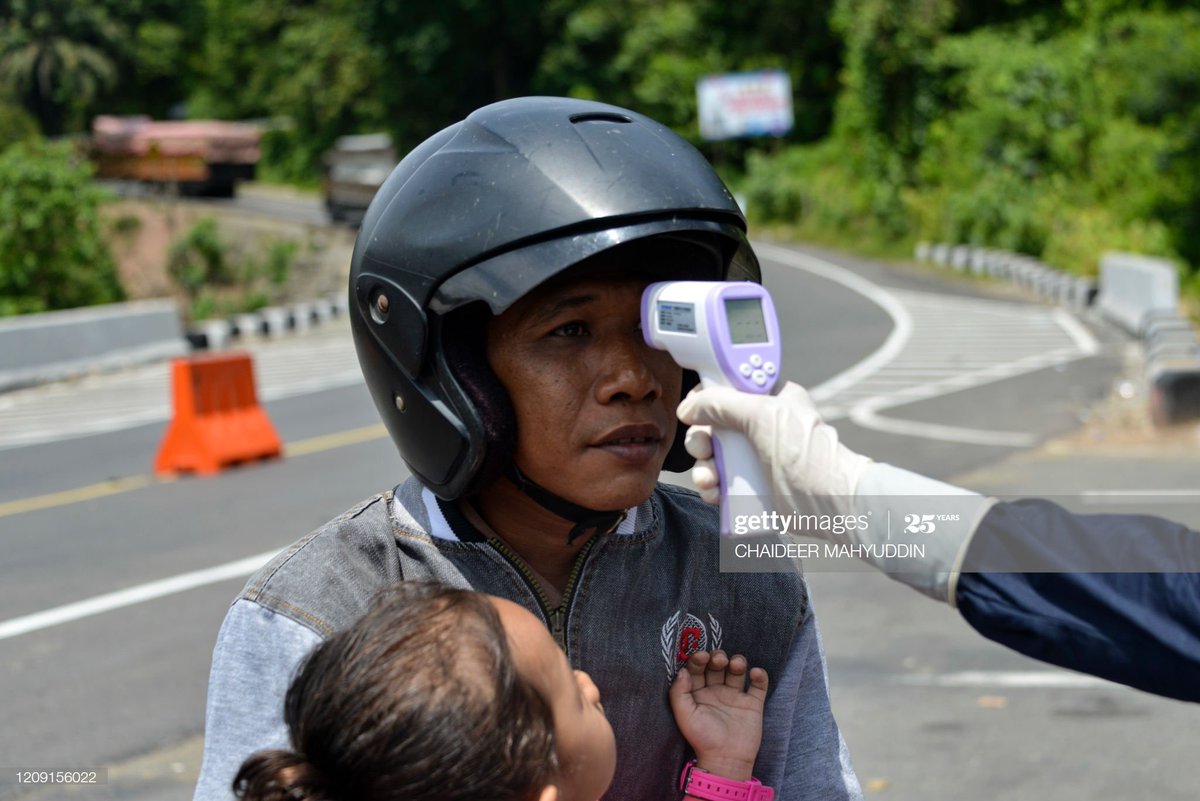 mirroreye's tweet photo. Indonesian health officer checks the temperature of motorist to prevent the spread of the COVID-19 coronavirus at a border district check point in Lamno, Aceh province on April 5, 2020.
#covid19
#check
#medical
#coronavirus
#aceh
#indonesia
#lamno
#acehjaya https://t.co/hPoBkLZFyh