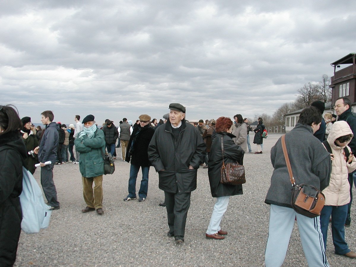 ViaggiMemoria's tweet photo. Il Viaggio della Memoria reggiano ha una lunga storia.
Le seconde foto che vi presentiamo oggi sono del 2004, quando abbiamo visitato Weimar, Dora e il campo di Buchenwald.
#viaggiomemoriaistoreco #vdm2020 #laculturanonstaràalsuoposto https://t.co/WzQSVjQIPz