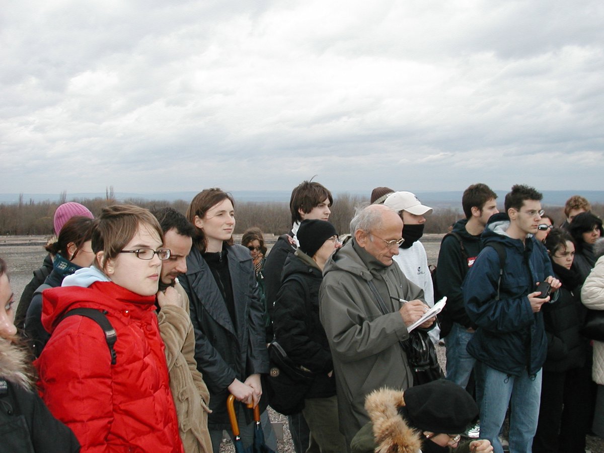 ViaggiMemoria's tweet photo. Il Viaggio della Memoria reggiano ha una lunga storia.
Le seconde foto che vi presentiamo oggi sono del 2004, quando abbiamo visitato Weimar, Dora e il campo di Buchenwald.
#viaggiomemoriaistoreco #vdm2020 #laculturanonstaràalsuoposto https://t.co/WzQSVjQIPz