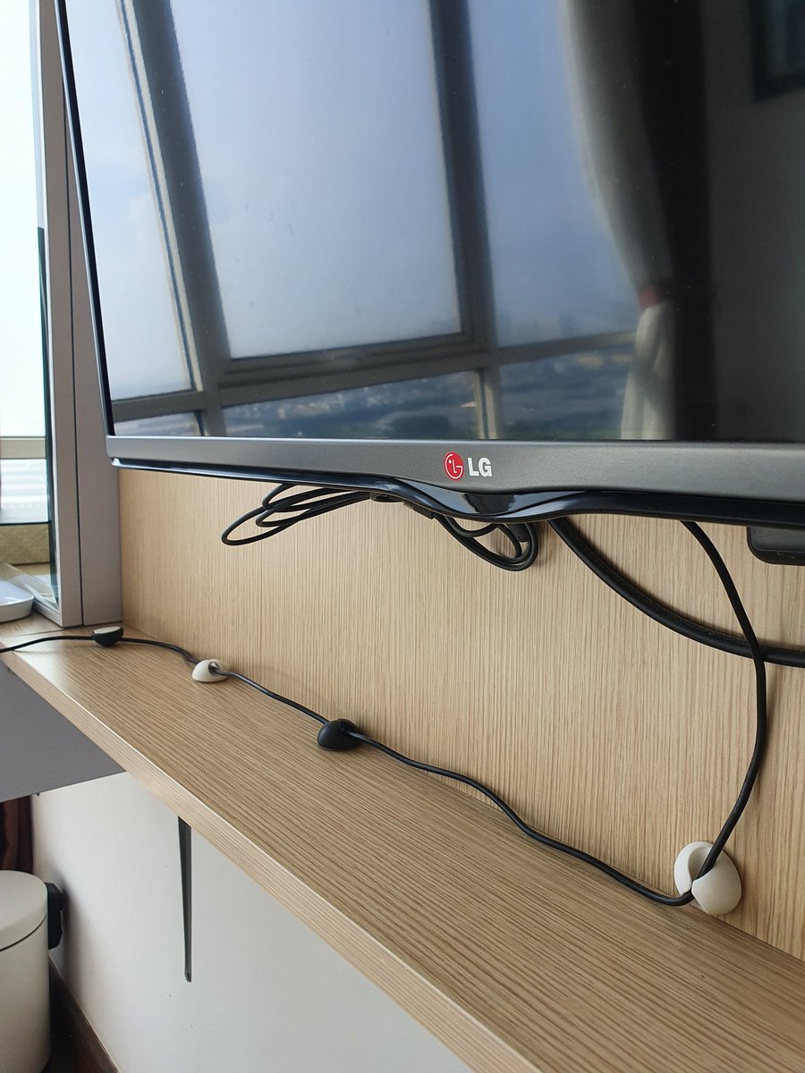 23. .. rapi. Beli cliper untuk kabel yang melintang dan kelihatan jelas. Tips lainnya adalah dengan menyembunyikan kabel di belakang furniture sehingga tersamar dan ga terlalu kelihatan
