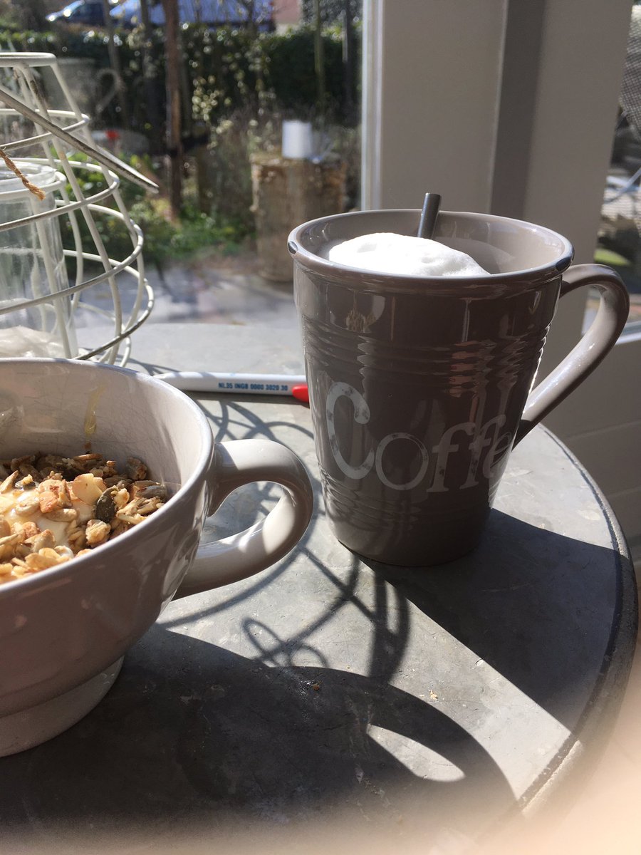 StuifzandHeleen's tweet photo. Dit en de ☀️ kregen mij weer uit bed! #breakfastinthesun https://t.co/958Ai9iNL6