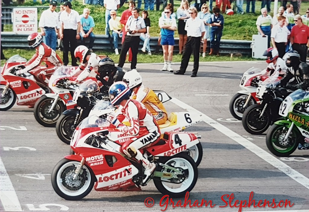 gidpod's tweet photo. The start of the King Of Cadwell Final, 24.09.89 Lot of riders on the front row then to what there are now. @CadwellPark @TerryRymer7 @carlfogarty https://t.co/MJxiPgO1dx