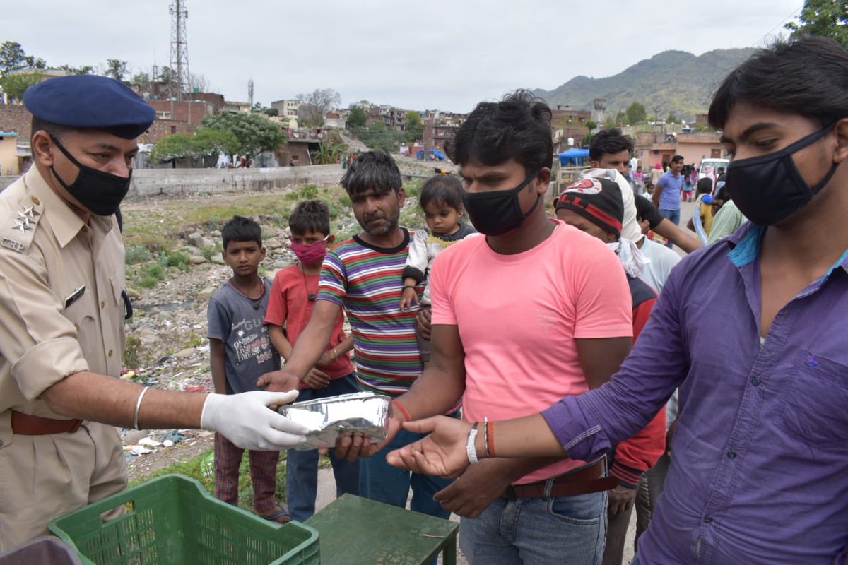 SunnyTiger132's tweet photo. @cmohry CRPF Pinjore today increased its cook food distribution packets to 150 food packets+150 milk pouch+150 Kinnu fruit in the morning and same quantity in the evening. We will do it till 14/4/20. Today it was distributed at Jhuggi basti at Kalka outskirts. https://t.co/GMxCMA54oT