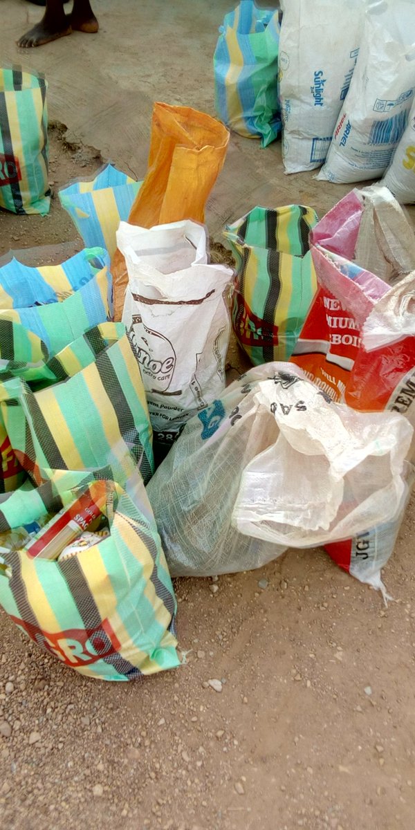 AkoredeApc's tweet photo. IreAkari Distributes Covid-19 Relief Foodstuffs
https://t.co/799uWfPhnv https://t.co/AzwqdV4fyS