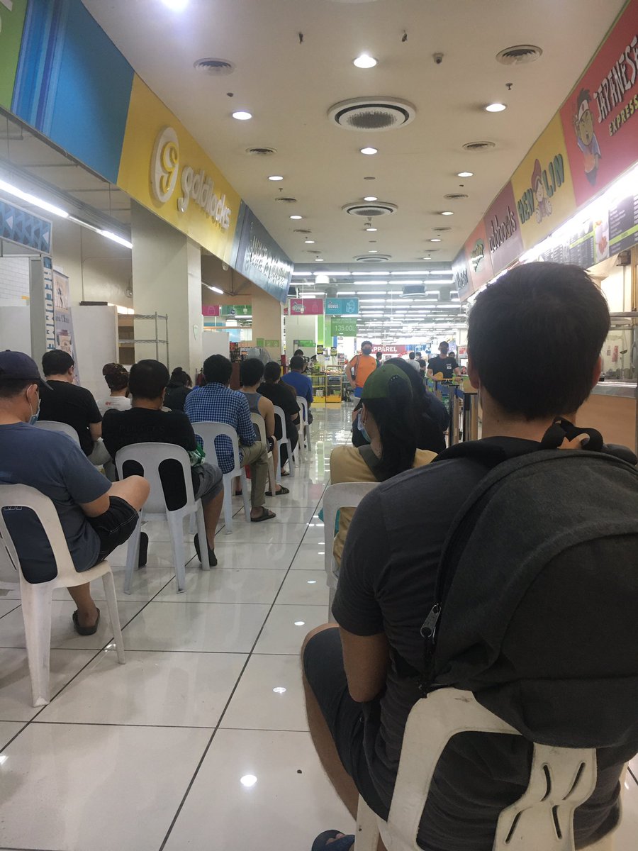 akhdsrmc's tweet image. 18時までに入らないと買い物できないので17時に入店。15分程度の待ちで済みそうです。中国人の方、かなり減った気がする。。
#smjazz #smhypermarket #makati