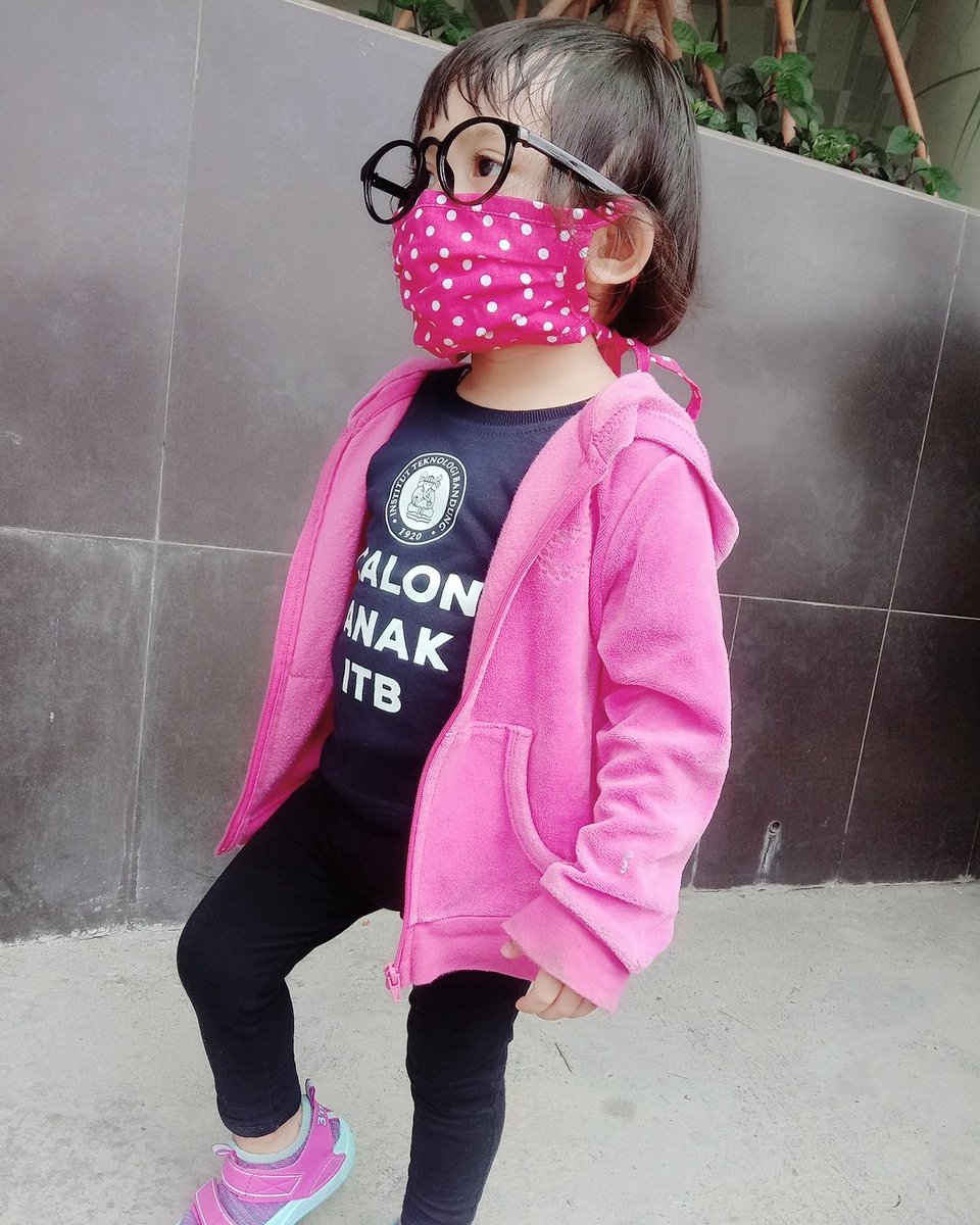 Pake masker aja cantik hehehe <a href="/vakami/">Miguel Angel Valenci</a>.id thankyouuuu......  #stayathome #dirumahaja #calonanakitb #itb
