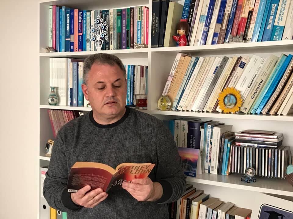 CIUOfficial's tweet photo. UKÜ olarak bu süreçte 56. Kütüphane Haftasını evlerimizde kitap okuyarak kutladık.
Kimimiz evinde, kimimiz yurt odasında, kimimiz kardeşine, kimimiz çocuğuna ve kimimiz de kendine kitaplarını okudu. #kutuphanehaftasi #56KH #evdekitapokuyorum https://t.co/voPhAeU4aE