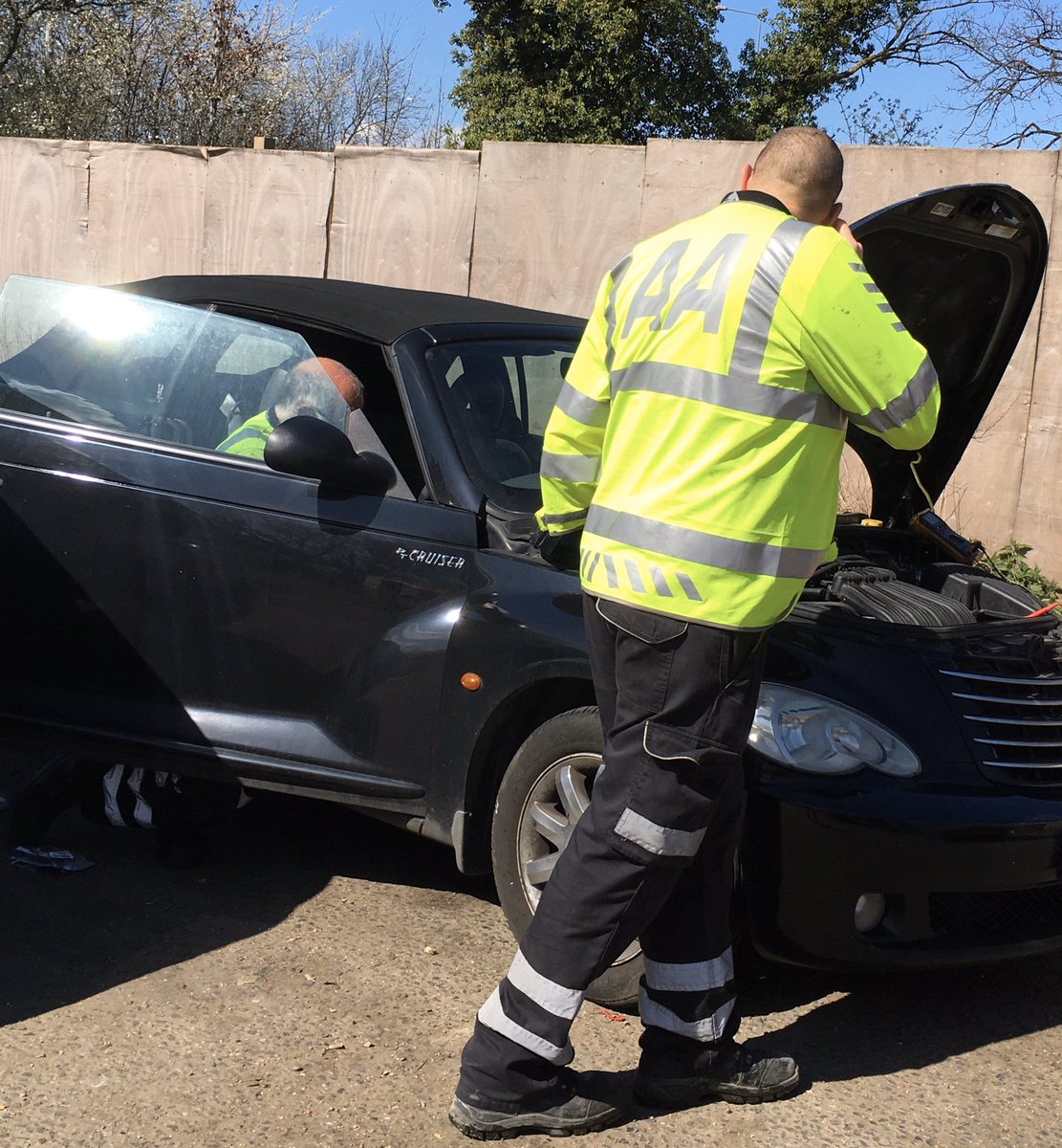 artdecotrav's tweet photo. Thank you to all the breakdown recovery organisations out their who are keeping essential drivers on the road. #AutomobileAssociation #AA #essentialdrivers #COVID19 #M25 #electricalfailure #hardshoulder #highpriority https://t.co/JMWpLbttZC