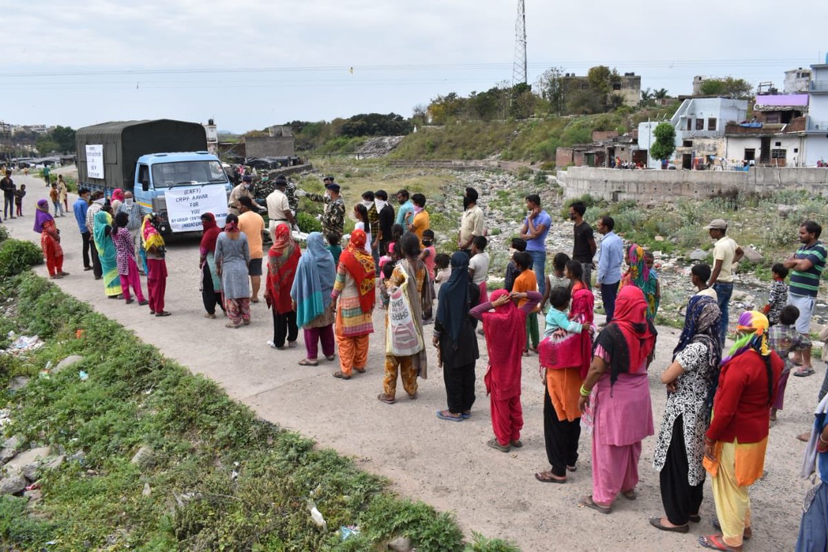 SunnyTiger132's tweet photo. @cdgurugram CRPF Pinjore today increased its cooked food packetdistribution to 150 packets+150 milk pouches+150 Kinnu fruit and distributed at Jhuggi basti at outskirts of Kalka.Same quantity we will distribute in the evening and upto 14/4.CRPF aahar aapke liye thru MadadgarCRPF. https://t.co/XD4oRjrhZe