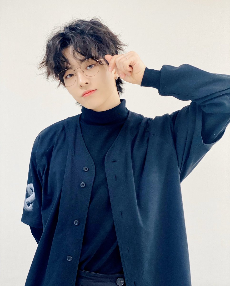 VICTON1109's tweet photo. [#빅톤] 숩이의 생일 VLIVE🎂
앨리스와 이야기도 나누며
폴라로이드 꾸미기도 숩숩하게 완성🙂
생일을 축하해주신 앨리스 여러분 덕에
잊지 못할 시간을 선물 받았다는 숩이🥰 끝까지 많이 축하해주세요💙💛

#VICTON #VLIVE
#SuBin #정수빈 #수빈
#HAPPY_VICTON_SUBINDAY
#수빈이의_스물두번째_봄날 https://t.co/OUTi9YhzRq
