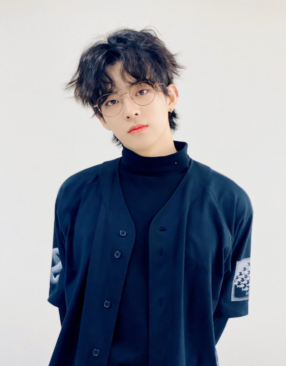 VICTON1109's tweet photo. [#빅톤] 숩이의 생일 VLIVE🎂
앨리스와 이야기도 나누며
폴라로이드 꾸미기도 숩숩하게 완성🙂
생일을 축하해주신 앨리스 여러분 덕에
잊지 못할 시간을 선물 받았다는 숩이🥰 끝까지 많이 축하해주세요💙💛

#VICTON #VLIVE
#SuBin #정수빈 #수빈
#HAPPY_VICTON_SUBINDAY
#수빈이의_스물두번째_봄날 https://t.co/OUTi9YhzRq
