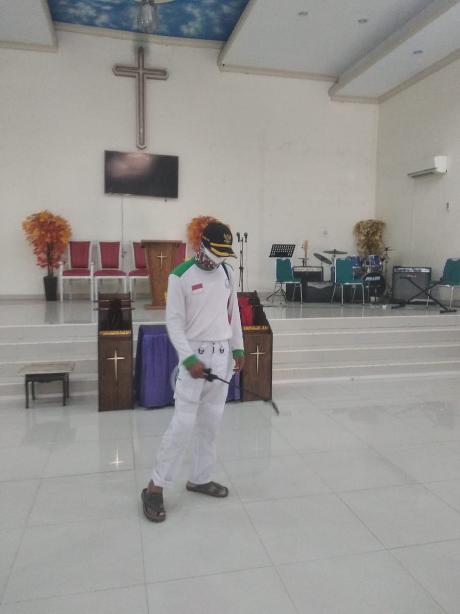 AditBandit234's tweet photo. Atas permintaan dari pihak terkait, FPI melakukan penyemprotan disinfektan di gereja Imanuel wilayah Cilincing Jakarta Utara. 

Kemanusiaan tak mengenal suku, ras dan agama! 👍🏻 https://t.co/pi7xwUlYDp