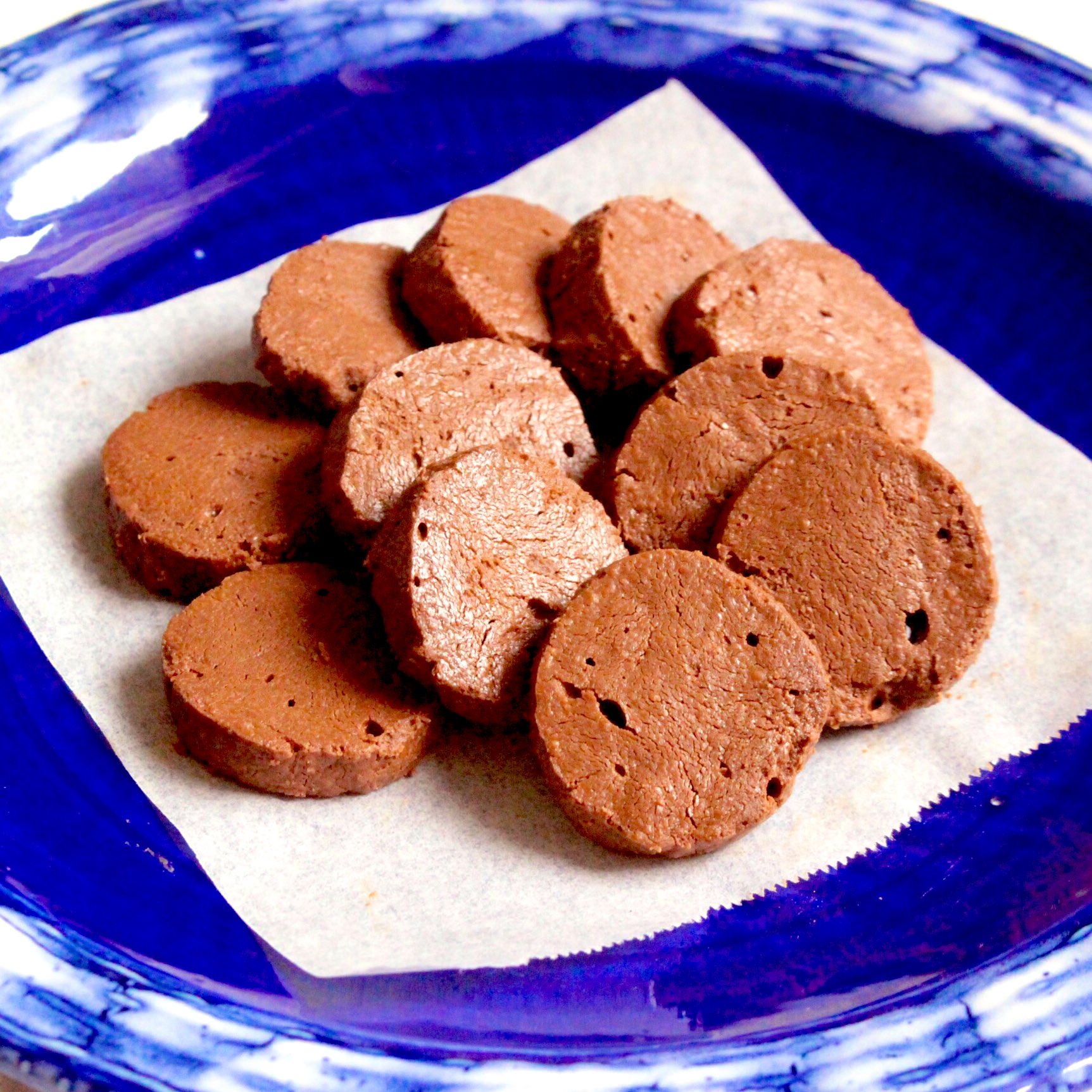 つくりおき食堂まりえ これサクほろ食感が最高においし チョコレート70パーセントの焼きチョコクッキー 板チョコレート1枚 小麦粉 片栗粉 材料3つだけで驚きのサクほろ食感に仕上がります 少量の片栗粉でグンと食感が良くなり手が止まら