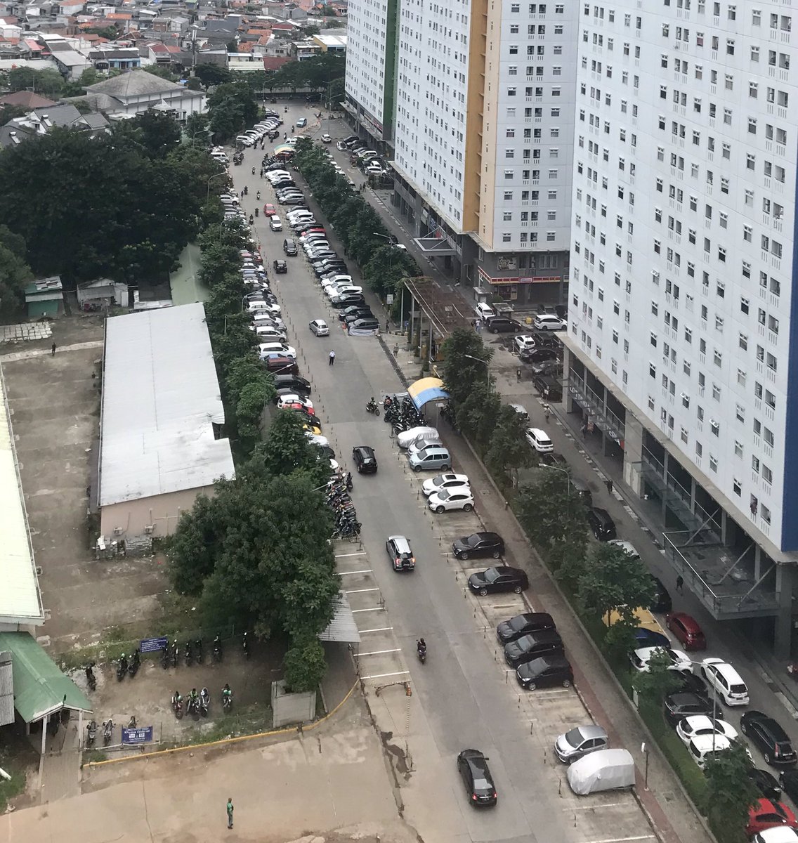 badidap86's tweet photo. Foto ini diambil dari Unit apartemen didaerah Pramuka, Jakarta Pusat. Memperlihatkan masih begituuu tingginya aktifitas masy terutama di sore hari. @aniesbaswedan @DKIJakarta @detikcom @jokowi Pembatasan gerak? Non Sense. https://t.co/krgMG6bKqF
