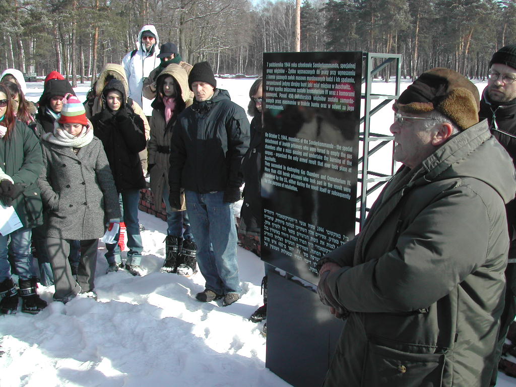 ViaggiMemoria's tweet photo. Il Viaggio della Memoria reggiano ha una lunga storia.
Le terze foto che vi presentiamo oggi sono del 2005, quando il Viaggio della Memoria è tornato a Auschwitz.
#viaggiomemoriaistoreco #vdm2020 #laculturanonstaràalsuoposto https://t.co/dCKDetlq3J