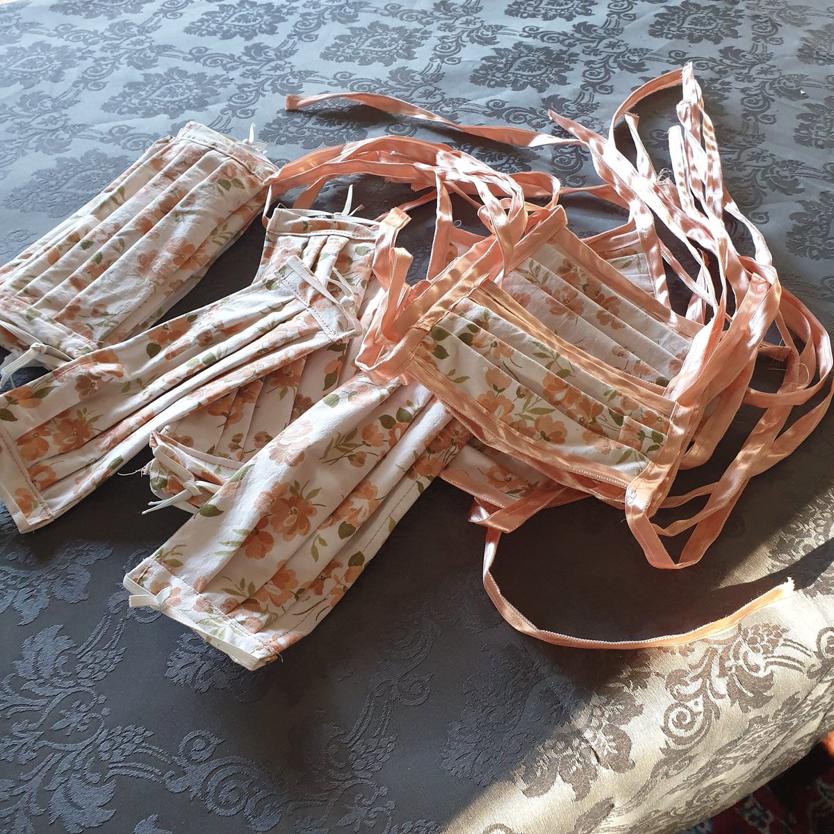 IngeloreFeldhau's tweet photo. Wir messen weiter, natürlich mit den entsprechenden Sicherheitsvorkehrungen! Und an den Wochenenden und abends wird genäht! Es gibt immer noch viele Einrichtungen, die solche Masken brauchen! #atemmaske #stoffmasken  #stayathome #corona #bleibtgesund https://t.co/nT8EQ0Dn8G