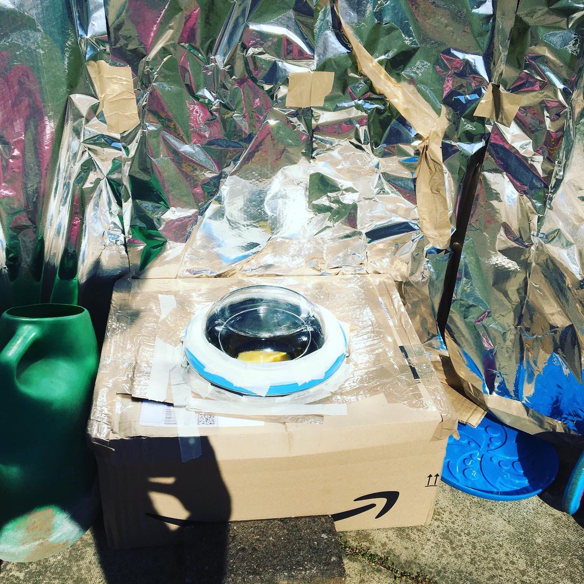Sascha_Williams's tweet image. Signs your husband is going stir crazy not being at work? He builds a solar oven out of a cardboard box and some tinfoil and tries to cook your breakfast eggs in the garden. I kid you not. #solaroven #diycooking #crafts #recycling #lockdown