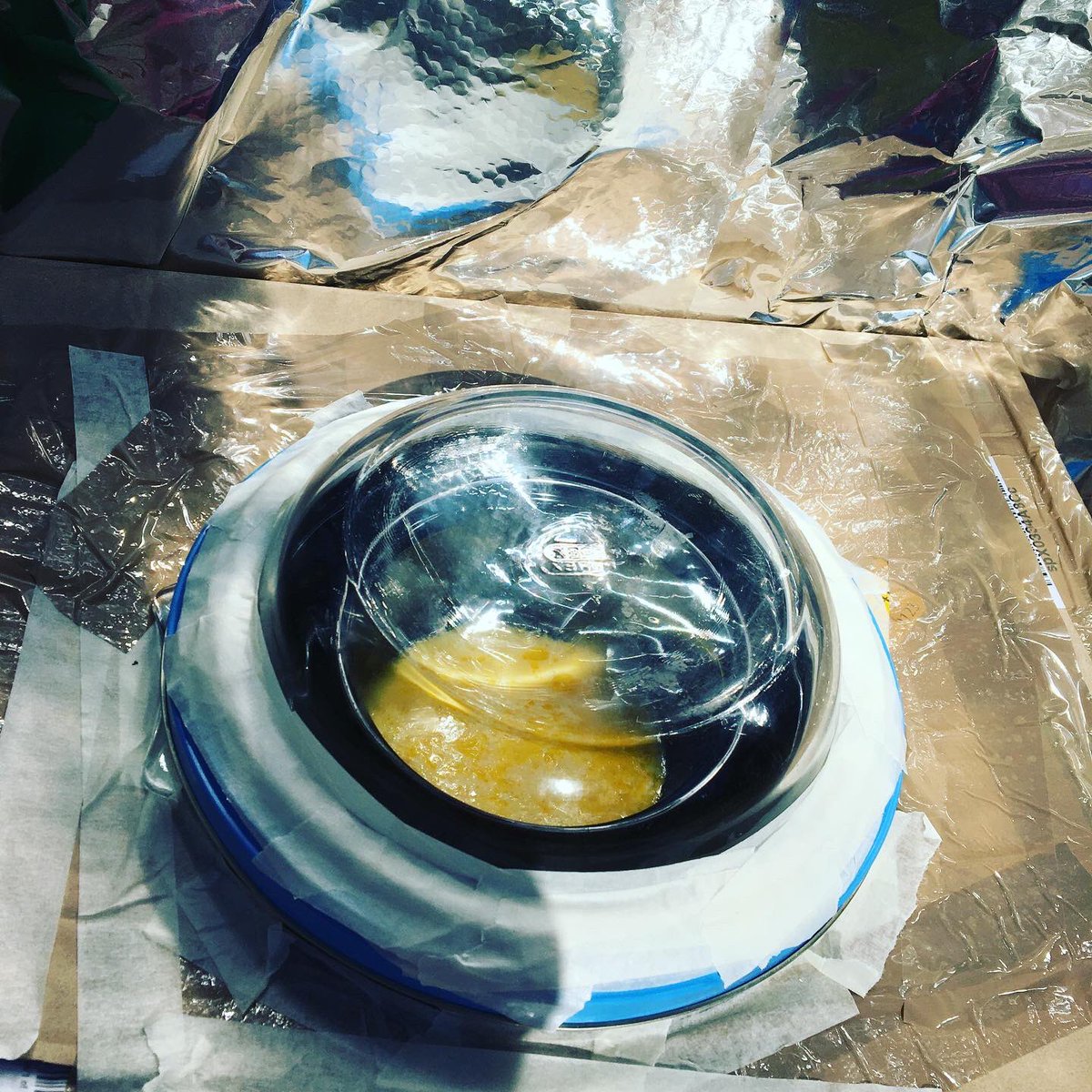 Sascha_Williams's tweet image. Signs your husband is going stir crazy not being at work? He builds a solar oven out of a cardboard box and some tinfoil and tries to cook your breakfast eggs in the garden. I kid you not. #solaroven #diycooking #crafts #recycling #lockdown