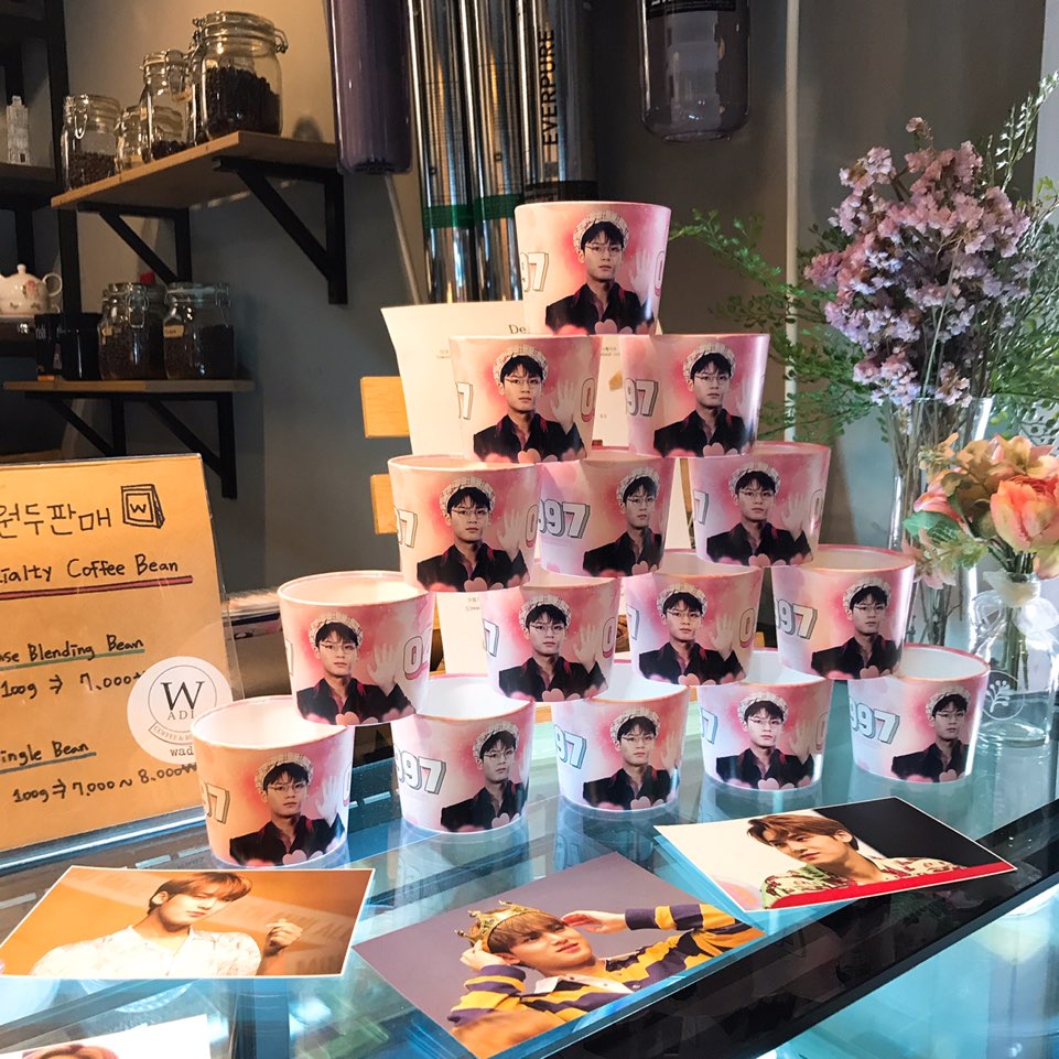 jh_thesecond's tweet photo. @185nim #0406MINGYUDAY
베레모 민규가 있는 컵홀더 보고 꼭 가고싶었는데 갈 수 있어서 너무 다행이였어요💕 이쁜 카페랑 포카 준비해주셔서 고맙습니다~ https://t.co/9eWDSLtACn