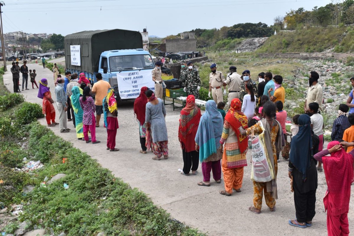 SunnyTiger132's tweet photo. @crpfindia @cmohry CRPF Pinjore today increased its cook food distribution packets to 150 food packets+150 milk pouch+150 Kinnu fruit in the morning and same quantity in the evening. We will do it till 14/4/20. Today it was distributed at Jhuggi basti at Kalka outskirts. https://t.co/ckibAfpX5g