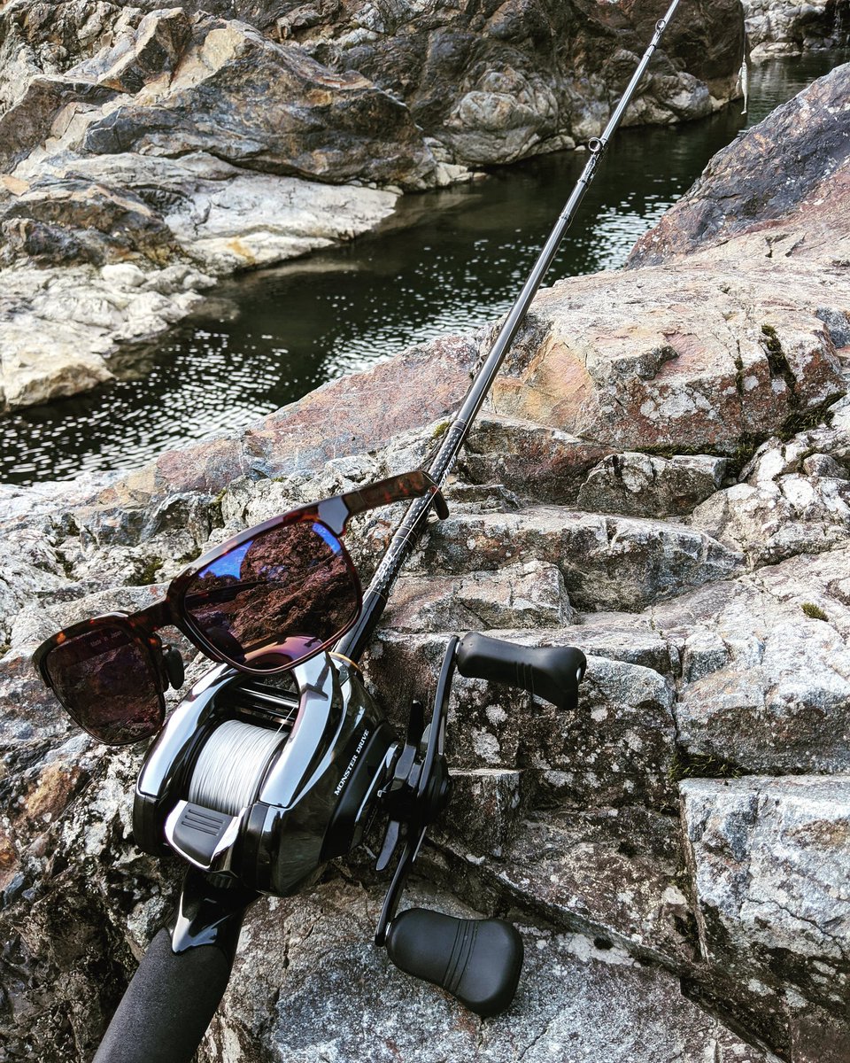 Tacoske 釣りおじさん サバゲおじさん 河口付近は強風だったので 今日は山へバス釣りに W ﾇｯ なぞにパワータックル シーバス用だし 10年ぶりに行くと ブラックバスはいたけど 天才くんになっていました W 追ってきたのになー モアザン