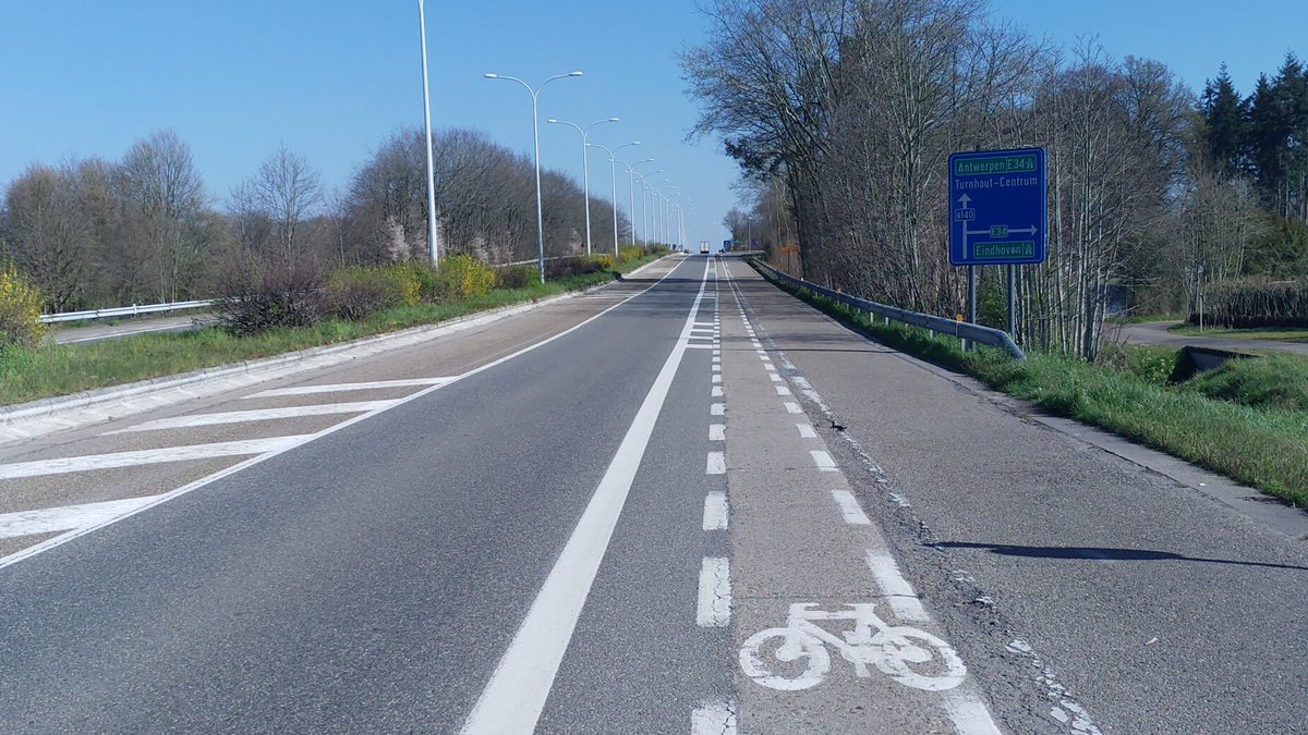 WoutBaert's tweet photo. Het potentieel van een breed beveiligd fietspad, afgeschermd met jerseys. Kleine investering &amp; snel resultaat! #herverdeelderuimte #sterkfietsbeleid https://t.co/gIGpV7WRg9