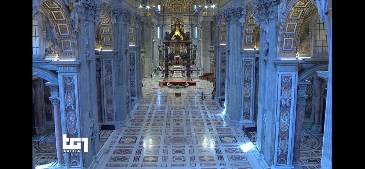 paoloigna1's tweet photo. Il Silenzio della Basilica di San Pietro permette di ascoltare meglio la forza del messaggio della passione di Cristo per chi lo sa ascoltare #domenicadellepalme https://t.co/uhGmb4oHAb
